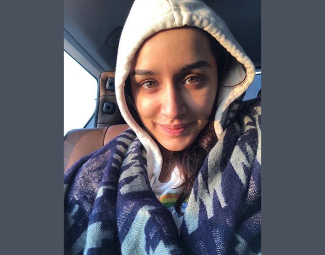 শ্রদ্ধা কপূর: বি-টাউনে দুষ্টু-মিষ্টি নায়িকা শ্রদ্ধা। গ্ল্যামার এবং অভিনয়, দুয়েই সেরা নায়িকা। তবে, শ্রদ্ধার পছন্দ ছিমছাম পোশাক এবং ন্যাচারাল লুক। রেড কার্পেট হোক বা আউটডোর শুটিং— শ্রদ্ধার যে কোনও ছবিই ট্রেন্ডিং তালিকায় প্রথম সারিতেই থাকে।