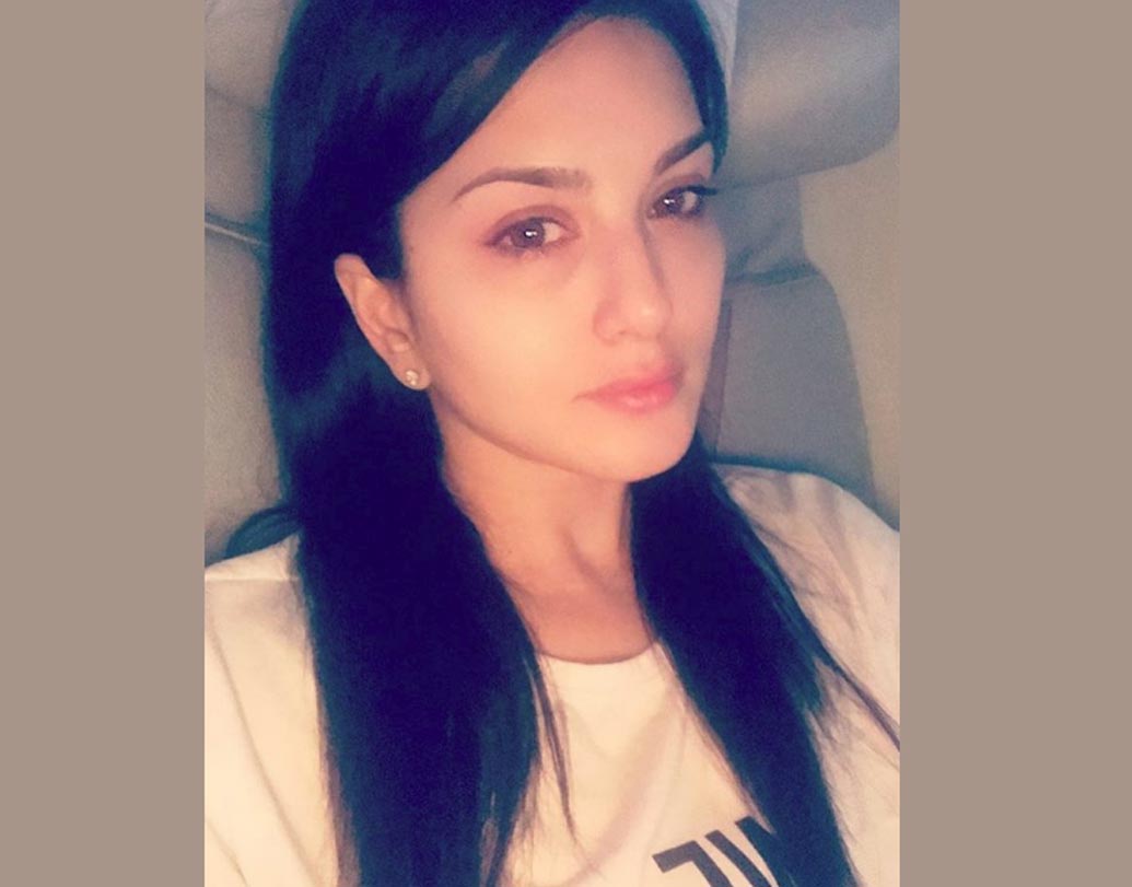 সানি লিয়ন: যে কোনও লুকেই মোহময়ী সানি। সোশ্যাল মিডিয়াতেও বেশ অ্যাকটিভ তিনি। সানির ছবি মানেই মুহূর্তে ভাইরাল। তবে প্রসাধনীর প্রলেপ নাকি অতটা পছন্দ নয় নায়িকার। নিজের ন্যাচারাল লুককেই বেশি প্রাধান্য দেন সানি। আইশ্যাডো, লাইনার, মাস্কারা ছাড়াই ইনস্টাগ্রামে নিজের বেশ কিছু ছবি পোস্ট করেছেন নায়িকা।