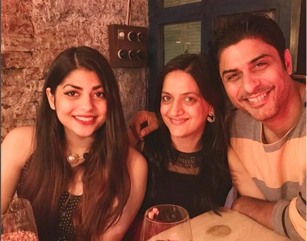 সাঁচীর বাবাও অভিনেতা। টেলি ধারাবাহিকের জনপ্রিয় মুখ বিকাশ ভাল্লা। বলিউডের একাধিক ছবিতেও দেখা গিয়েছে তাঁকে। পাশাপাশি বিকাশ একজন গায়ক এবং প্রযোজক। শাস্ত্রীয় সঙ্গীতে তালিম নিয়েছেন তিনি। ‘বিগ বস’ সিজন ৯-এর পর আরও বেশি লাইমলাইটে চলে আসেন বিকাশ।