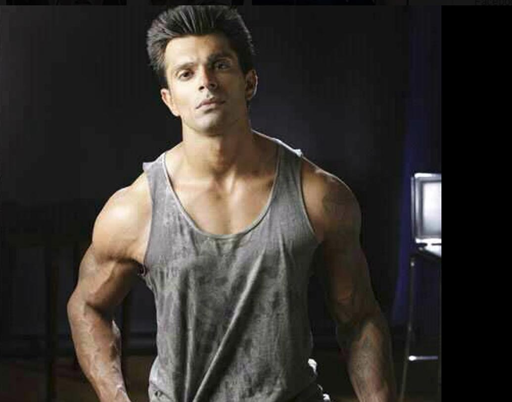 কর্ণ সিংহ গ্রোভার: রুক্ষ মেজাজের জন্য বেশ ‘নাম’ রয়েছে কর্ণের। এই স্বভাবের জন্যই জি টিভির জনপ্রিয় ধারাবাহিক ‘কবুল হ্যায়’-এর মুখ্য চরিত্র থেকে বাদ পড়েন কর্ণ। ধারাবাহিকটির প্রযোজক এবং টিম মেম্বারদের অভিযোগ ছিল, কর্ণ নিজের মর্জির মালিক। কাউকে বিশেষ পাত্তা দিতেন না। সেটেও আসতেন দেরি করে।