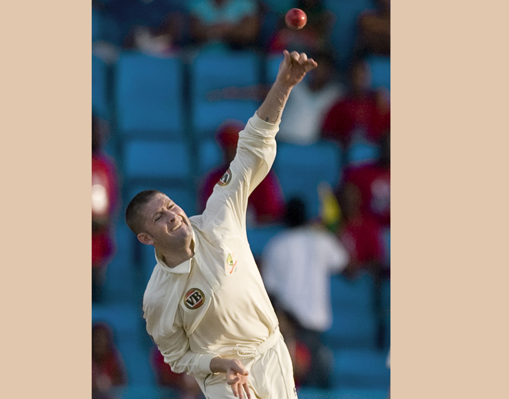 আন্তর্জাতিক স্তরে যতই ভাল রেকর্ড থাকুক, ভারতের মাটিতে তেমন সাফল্য নেই ক্লার্কের। ভারতের বিরুদ্ধে ভারতের মাটিতে ৩ টেস্টে নেতৃত্ব দিয়েছিলেন। কিন্তু, তিনটিতেই হেরে যায় তাঁর দল।