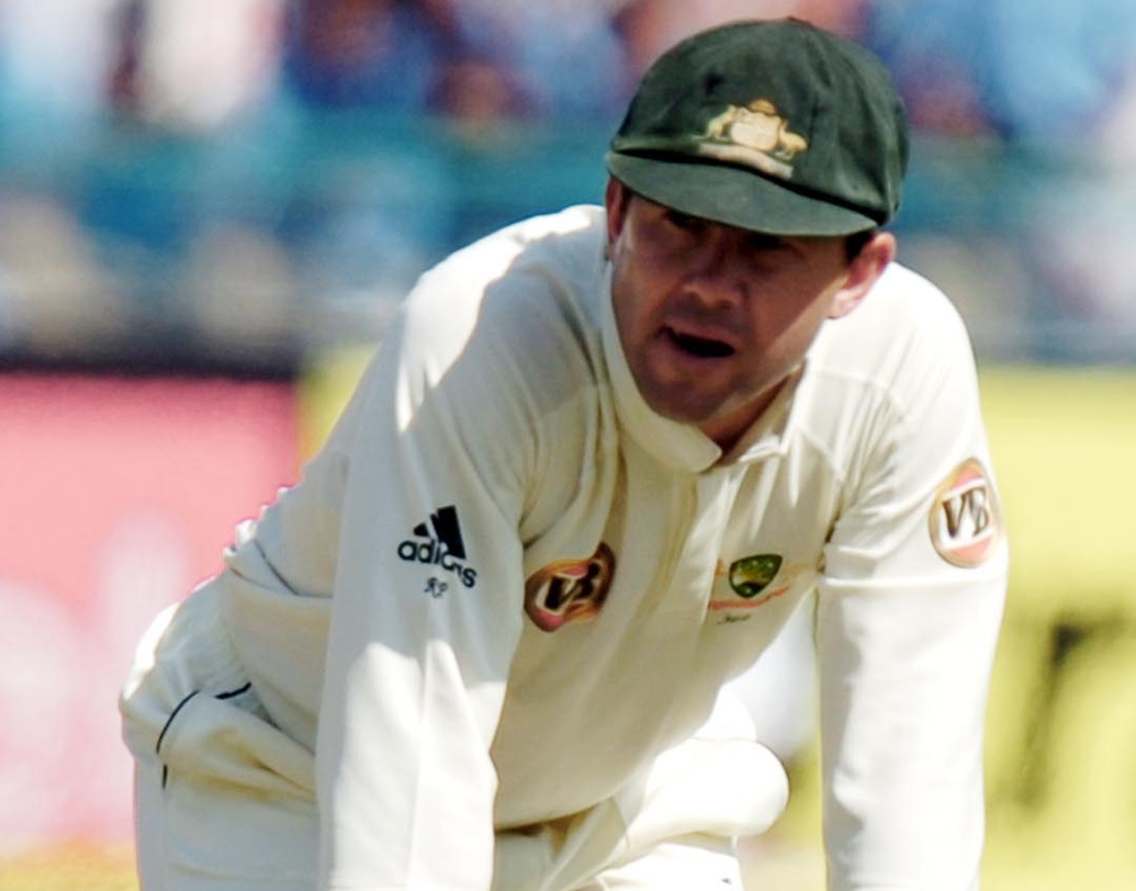 অধিনায়ক হিসেবে রিকি যতই সেরার সেরা হোন না কেন, ভারতের বিরুদ্ধে, ভারতের মাটিতে মুখ থুবড়ে পড়তে দেখা গিয়েছে তাঁর নেতৃত্ব। সাত টেস্টে নেতৃত্ব দিয়েছিলেন ভারতের বিরুদ্ধে। ৫টিতেই পরাজিত হয় তাঁর দল। দু’টি টেস্ট ড্র হয়।