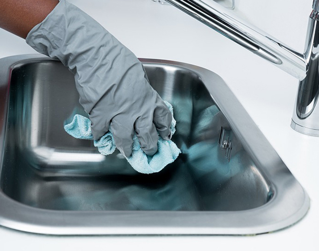 তা হলে উপায়? গবেষকদের মতে, তোয়ালে ব্যবহার করুন। কিন্তু বুঝে। এক একটা কাজের জন্য আলাদা আলাদা তোয়ালে রাখুন। হাতের কাছে ছোট ছোট তোয়ালে রুমালও রাখতে পারেন কাজের সুবিধা ভেবে। আধুনিক ব্যবস্থায় অভ্যস্ত হতে ব্যবহার করতে পারেন পেপার-টাওয়েলও।