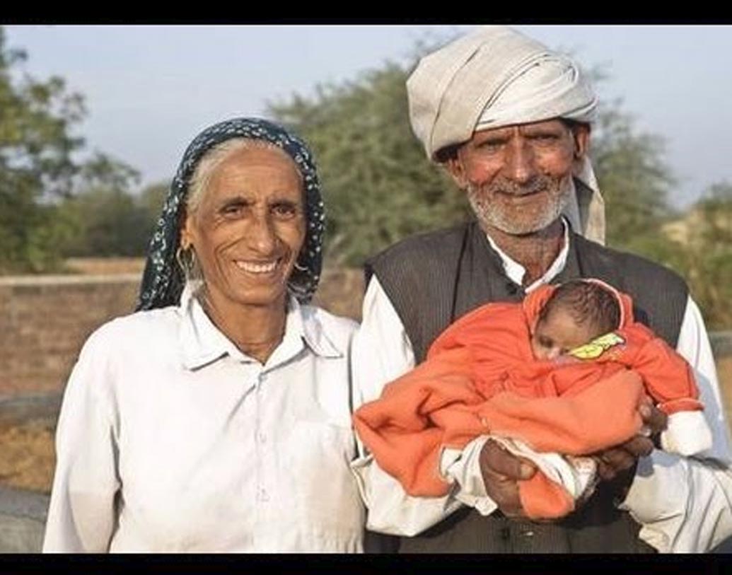 রাজো দেবী লোহান: আইভিএফ পদ্ধতির সাহায্য নিয়ে ২০০৮ সালে ৬৯ বছর বয়সে কন্যাসন্তানের জন্ম দিয়ে নজির গড়েছিলেন হিসারের প্রত্যন্ত গ্রামের বাসিন্দা রাজো দেবী লোহান। মেয়ের নাম রাখেন নভিন। ২০১২ সালে একটি সংবাদ মাধ্যমকে দেওয়া সাক্ষাৎকারে তিনি বলেছিলেন, ‘‘মেয়ের জন্মের পর মরতে বসেছিলাম। কিন্তু নভিনের মুখের দিকে তাকিয়েই বেঁচে থাকতে চাই।’’