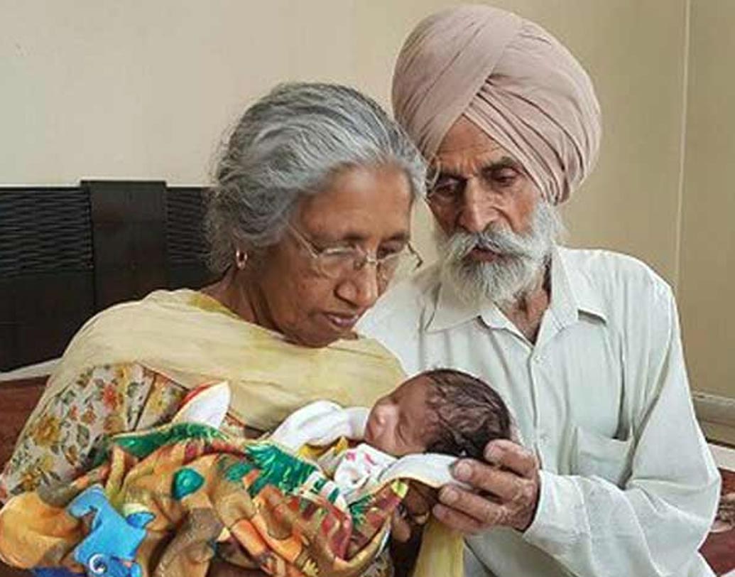 দলজিন্দর কৌর: ২০১৬ সালে যখন ছেলের জন্ম দেন দলজিন্দর তখন তাঁর বয়স ৭২, স্বামীর ৭৯। এই ঘটনা গোটা দেশেই তোলপাড় ফেলে দিয়েছিল। নানা জটিলতার কারণে ৪৬ বছরের দাম্পত্য জীবনে সন্তানের জন্ম দিতে পারেননি তিনি। শেষে আইভিএফের দ্বারস্থ হন। হরিয়ানার ন্যাশনাল ফার্টিলিটি সেন্টারে দীর্ঘ দিনের চিকিৎসার পরেই এই অসম্ভবকে সম্ভব করে তোলেন চিকিৎসকেরা।