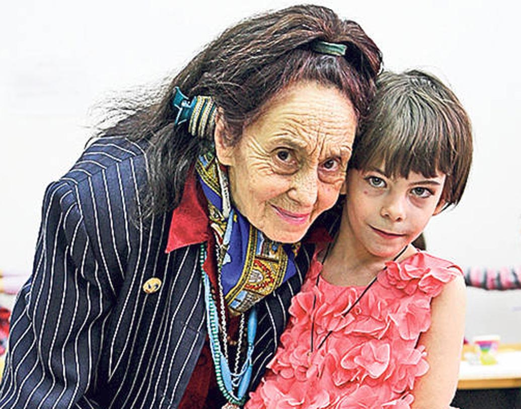 আদ্রিনা ইলেস্কু: ২০০৫ সালে আদ্রিনা যখন গর্ভবতী হন তাঁর বয়স ছিল ৬৬ বছর। তাঁর বেশি বয়সে সন্তান ধারণকে সেই সময় বিভিন্ন ধর্মীয় সংগঠন ‘স্বার্থপরতার চূড়ান্ত’ আখ্যা দিয়েছিল। পেশায় রোমানিয়ার একটি বিশ্ববিদ্যালয়ের অধ্যাপক আদ্রিনা সে সবে ভ্রুক্ষেপ করেননি। প্রায় ন’বছর ধরে আইভিএফের চিকিৎসার পর সুস্থ কন্যাসন্তানের জন্ম দেন তিনি।