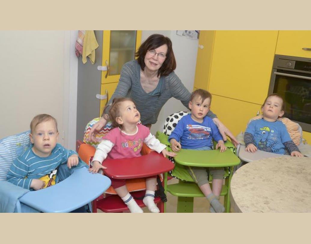 অ্যানেগ্রেট রউনিগ: ২০১৫ সালে ৬৫ বছর বয়সে এক সঙ্গে চারটি সন্তানের জন্ম দিয়ে খবরের শিরোনামে চলে এসেছিলেন অ্যানেগ্রেট। তবে, এই সন্তানই প্রথম নয়। অ্যানেগ্রেটের রয়েছে আরও ১৩ জন ছেলেমেয়ে, যাদের বয়স ১০ থেকে ৪৪-এর মধ্যে। ফের মা হওয়ার পর অ্যানেগ্রেট জানিয়েছিলেন, তিনি বাচ্চা ভালবাসেন। তাই বয়সের তোয়াক্কা করেননি।