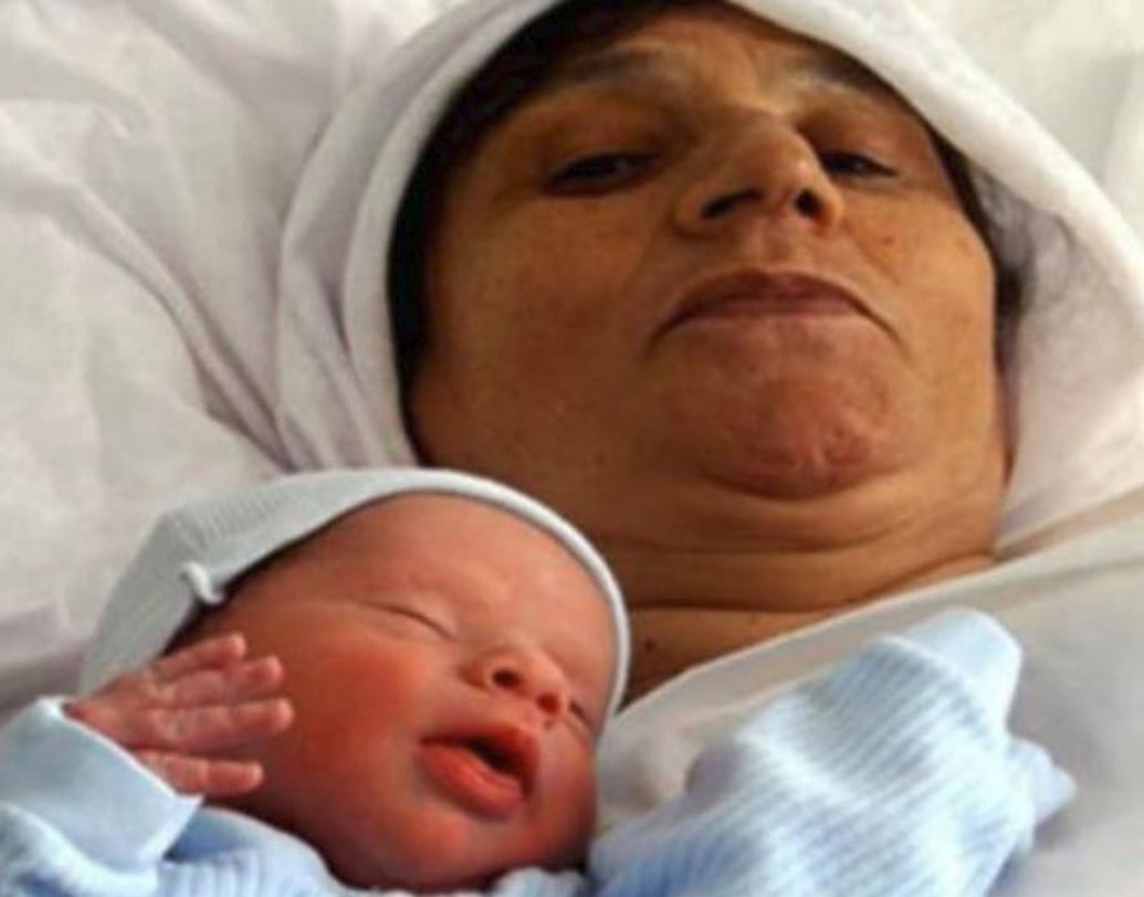 মেমনুনে তিরয়াকি: তুরস্কে সবচেয়ে বেশি বয়সে মা হওয়ার রেকর্ড রয়েছে মেমনুনের। দীর্ঘ ৩৫ বছরের প্রয়াসের পর সন্তানের জন্ম দিতে না পারায় আইভিএফের সাহায্য নেন তিরয়াকি দম্পতি। ২০০৬ সালে ৬৪ বছর বয়সে সুস্থ সন্তানের জন্ম দেন মেমনুনে।