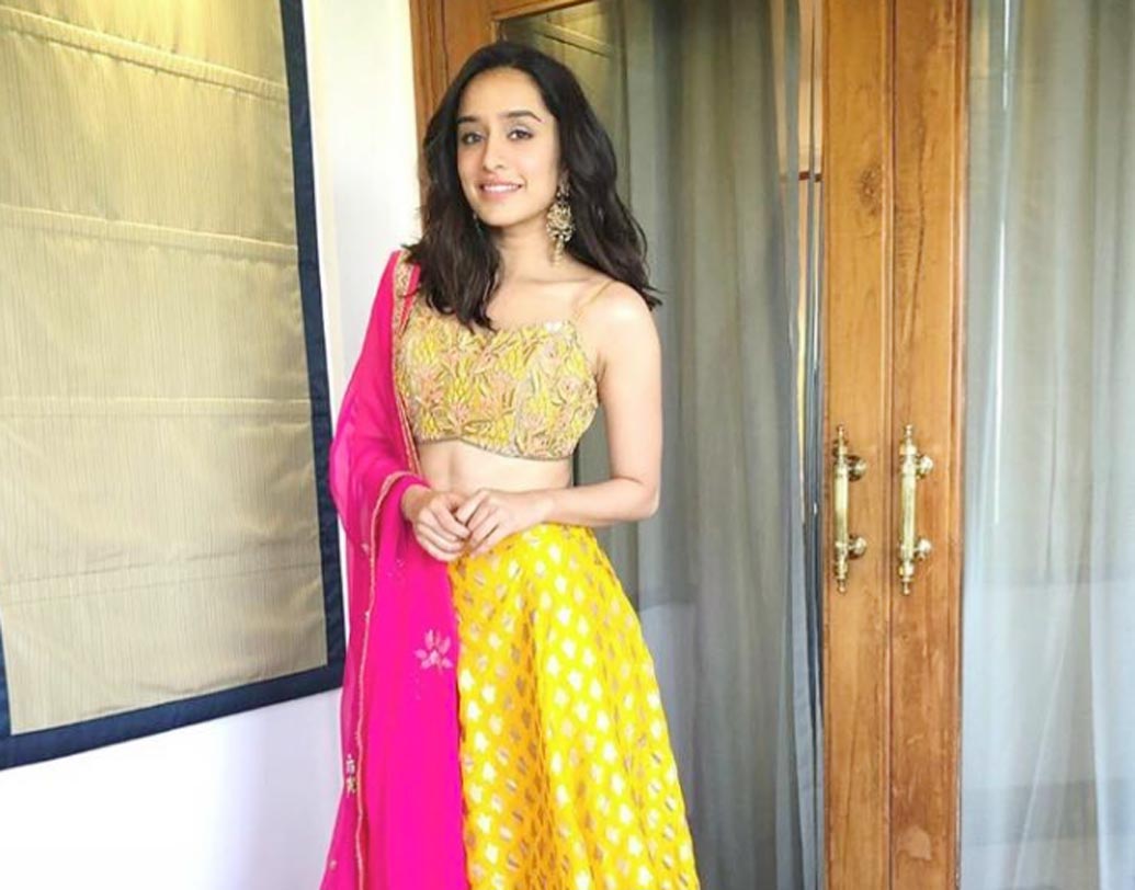 শ্রদ্ধা কপূর: বলিউডে পা দিয়েই লক্ষ লক্ষ দর্শকের মন জিতে নিয়েছেন শ্রদ্ধা। ফিটনেস ট্রেনিং এবং সঠিক ডায়েটেই ফিট এবং চনমনে থাকতে পছন্দ করেন নায়িকা। ন্যাচরাল লুককেই প্রাধান্য দেন বেশি। শ্রদ্ধা জানিয়েছেন, কসমেটিক সার্জারি থেকে তিনি থাকেন শত যোজন দূরে।