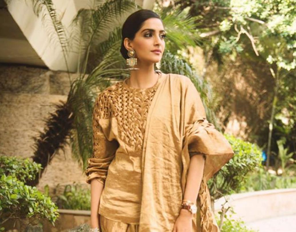 সোনম কপূর: বি-টাউনে পা রাখার আগে সোনমের ওজন ছিল ৯০ কিলো। কোনও রকম সার্জারি ছাড়াই কেবল মাত্র শরীরচর্চা ও কঠোর ডায়েট মেনে মেদ ঝরিয়েছেন সোনম। এখনও ফিটনেস ট্রেনিং এবং যোগার উপরেই বেশি ভরসা রাখেন বলিউডের ‘ফ্যাশনিস্তা’।