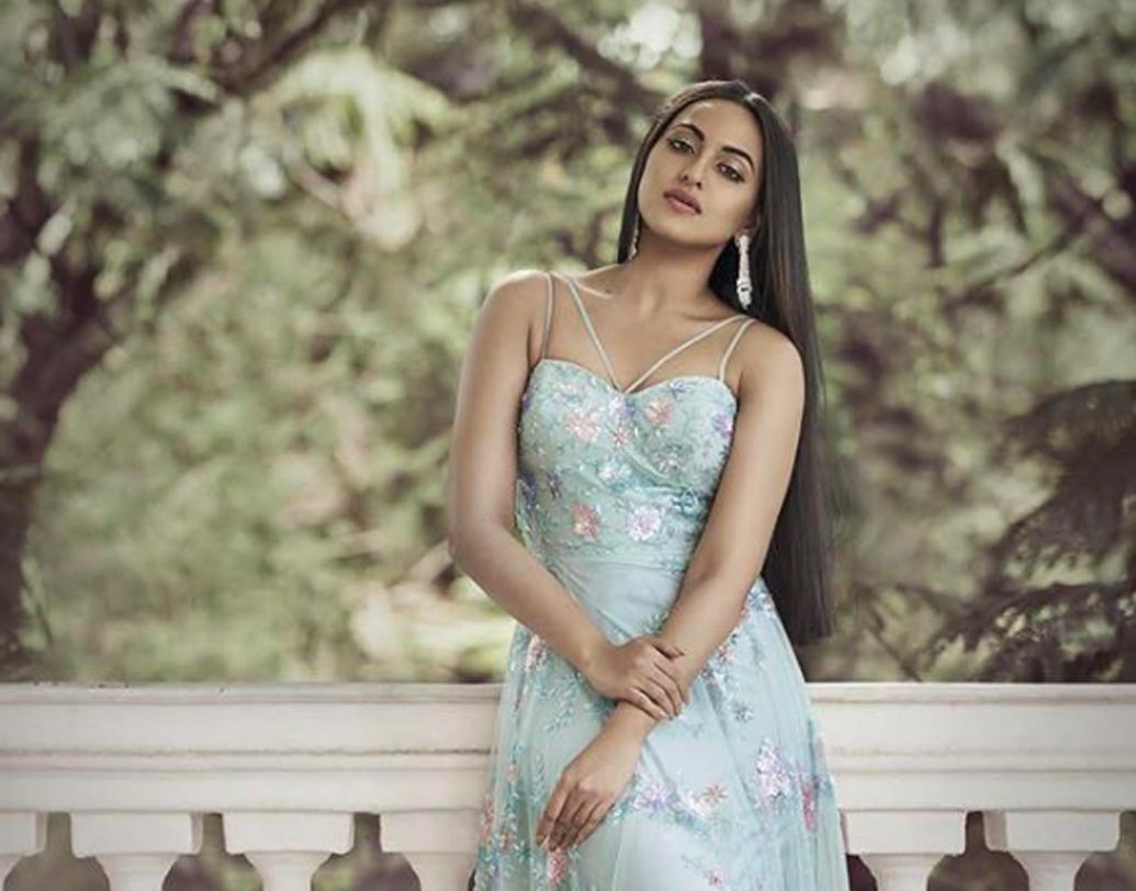 সোনাক্ষী সিংহ: ডেবিউ ছবির আগে প্রায় ৩০ কিলো ওজন ঝরিয়েছিলেন ‘দাবাং গার্ল’। নায়িকা জানিয়েছেন, চেহারা নিয়ে তাঁকে অনেকবার ট্রোলড হতে হয়েছিল। তবে, নিজেকে ফিট এবং ট্রেন্ডি রাখতে শরীরচর্চাতেই ভরসা রাখেন নায়িকা। কসমেটিক সার্জারি তাঁর একেবারেই না পসন্দ।