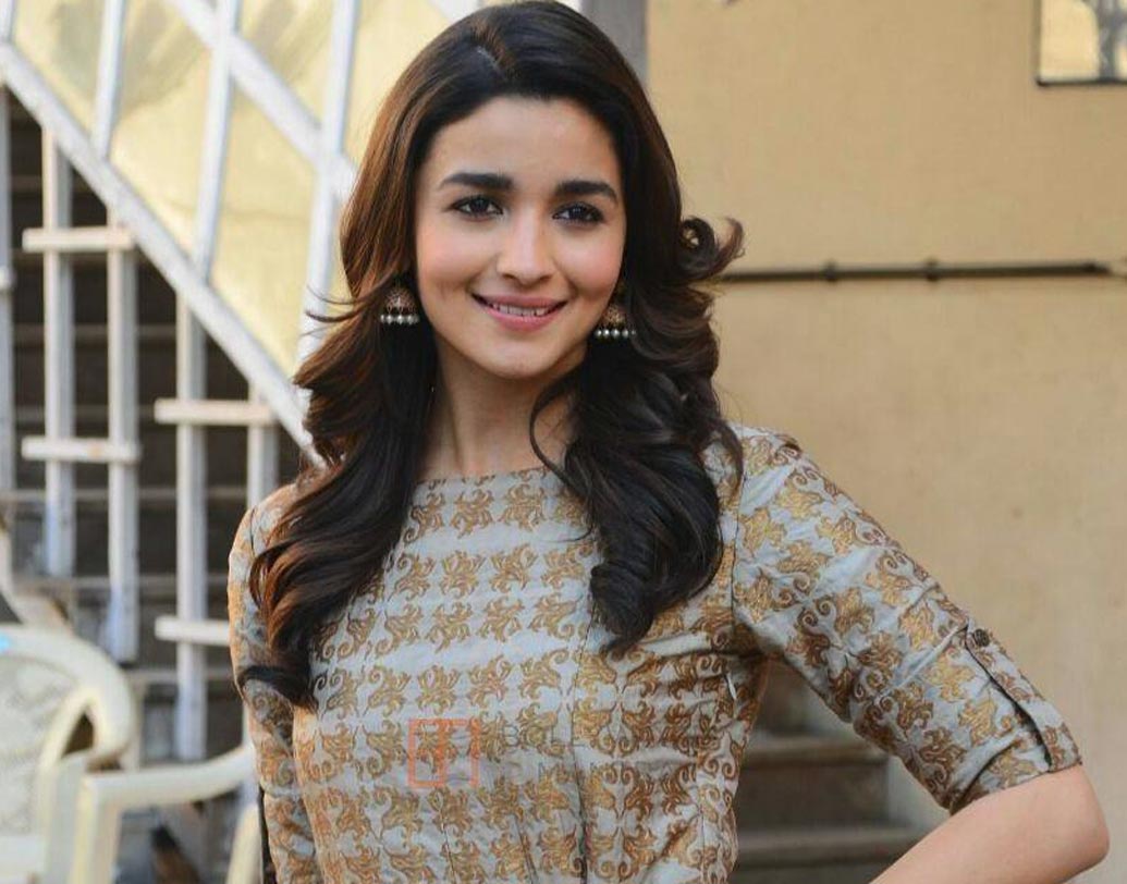 আলিয়া ভট্ট: বলিউডে আত্মপ্রকাশের পর অনেক নায়িকাই গ্ল্যামার বাড়াতে প্লাস্টিক সার্জারির দ্বারস্থ হয়েছেন। তবে, আলিয়া নাকি কোনও দিনই কৃত্রিম সৌন্দর্যের কথা ভাবেননি। ন্যাচারাল লুকই বেশি পছন্দ তাঁর। তার জন্য হেলদি ডায়েটে ভরসা রাখেন নায়িকা।