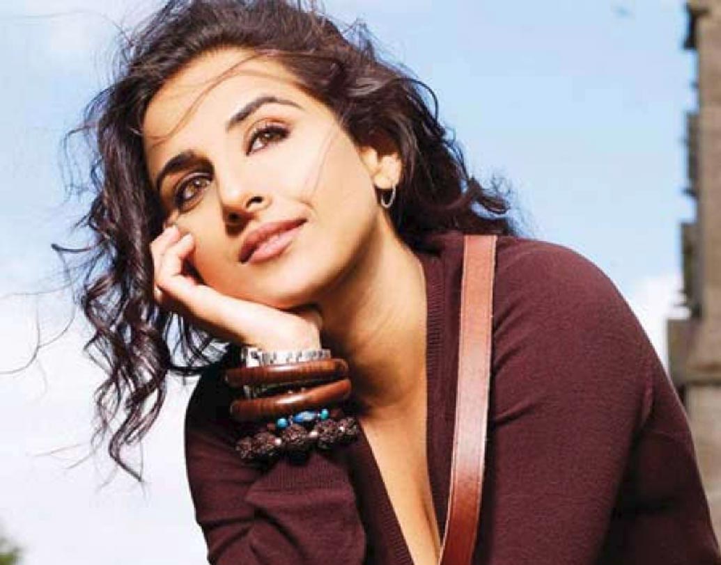 বিদ্যা বালন: চেহারা, লুক এবং পোশাকের জন্য বহু বার ট্রোলড হয়েছেন বিদ্যা। সোশ্যাল মিডিয়ায় তাঁকে নিয়ে রঙ্গ-রসিকতাও কিছু কম হয়নি। তবে, বিদ্যা বরাবরই বেপরোয়া। পছন্দ করেন ট্র্যাডিশনাল লুক। প্লাস্টিক সার্জারি তাঁর ডিকশনারিতেই নেই।