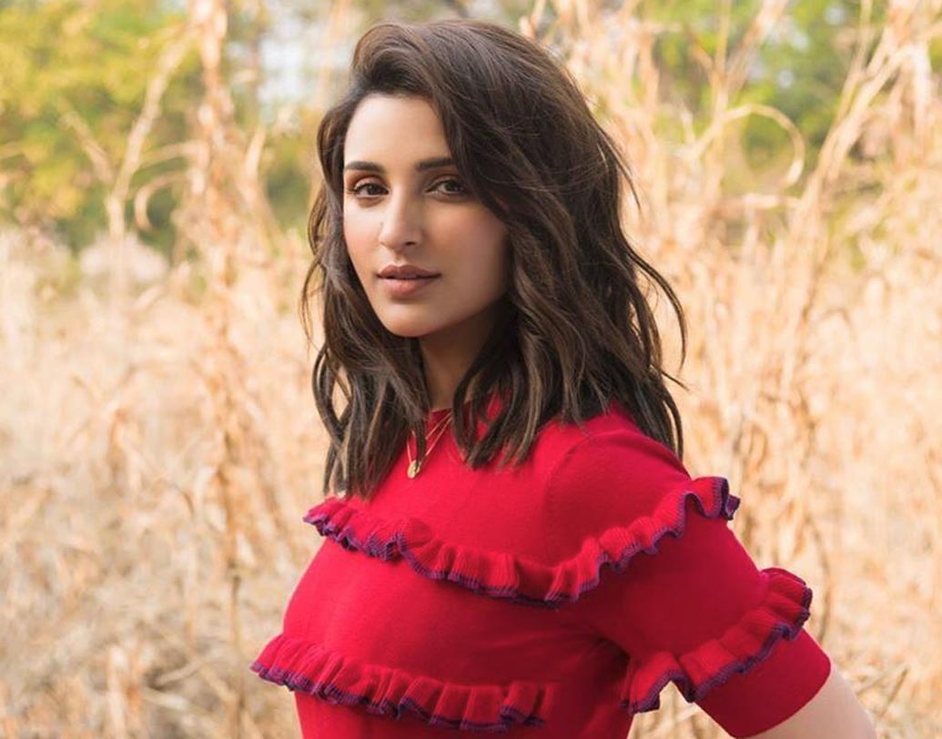 পরিণীতি চোপড়া: নিয়মিত ফিটনেস ট্রেনিং এবং হেলদি ডায়েটেই অতিরিক্ত মেদ ঝরিয়েছেন পরিণীতি। লুকের থেকে অনেক বেশি অভিনয়কেই প্রাধান্য দেন নায়িকা। তাই প্লাস্টিক সার্জারি তাঁর একেবারেই না পসন্দ।