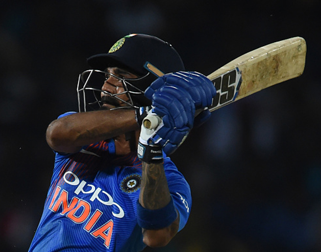 লোকেশ রাহুল: সম্ভবত রোহিত শর্মা এবং শিখর ধবন ইনিংস শুরুর দায়িত্ব সামলাবেন। তা হলে স্বাভাবিক ভাবেই সুযোগ পেলে চার নম্বরে নামতে হতে পারে লোকেশ রাহুলকে। পঞ্চাশের উপর গড় থাকা রাহুল এই মুহূর্তে দলের অন্যতম ফর্মে থাকা ব্যাটসম্যান।