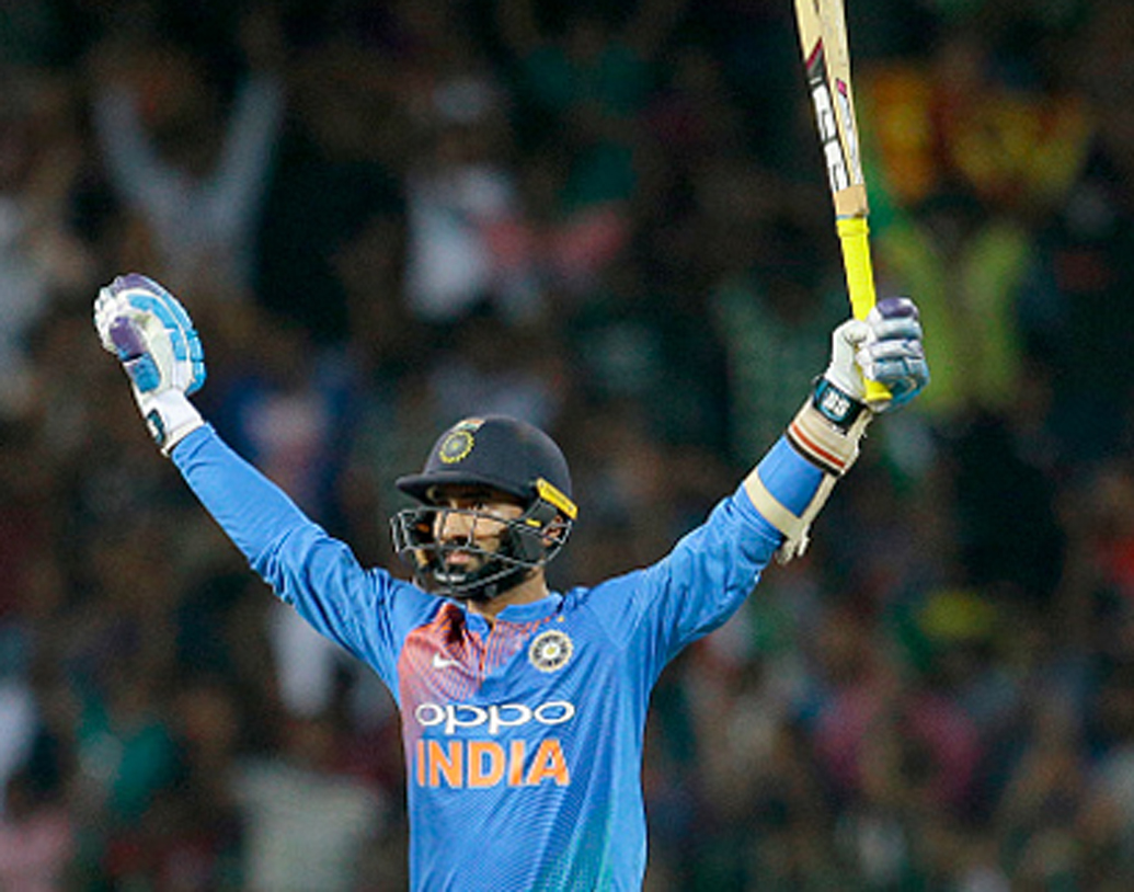 দীনেশ কার্তিক: এই মুহূর্তে ভারতীয় দলে ফর্মে থাকা অন্যতম ক্রিকেটার। টি২০ থেকে শুরু করে এক দিনের ম্যাচ, সবেতেই নিজের নামের প্রতি সুনাম বজায় রেখেছেন তিনি। কার্তিক দলে ঢুকলে চার নম্বরে নামানো হতে পারে তাঁকে।