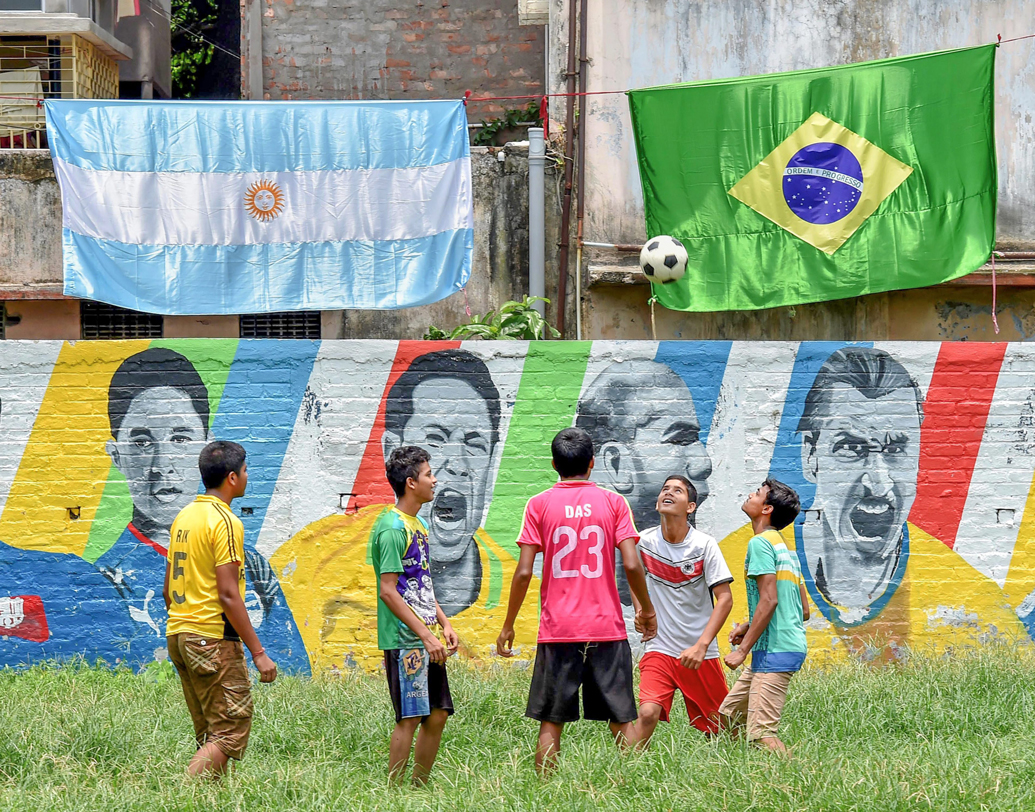 বাইরে খেলতে যেতে চাইলে না বকে উৎসাহ দিন। ছুটোছুটি করে খেললে শরীরে যে পরিমাণ এটিপি খরচ হয়, ইনডোর গেমে তার ছিটেফোঁটাও হয় না। কম পরিশ্রম শিশুর শরীরে রোগ প্রতিরোধ ক্ষমতা কমিয়ে দেয়। তাই বাড়ির কাছাকাছি কোনও মাঠ না থাকলে চেষ্টা করুন অন্তত কিছুটা সময় সাইকেলিং, সাঁতার বা কোনও খেলার প্রশিক্ষণে ভর্তি করতে। যোগব্যায়ামও এ ক্ষেত্রে উপকারী।