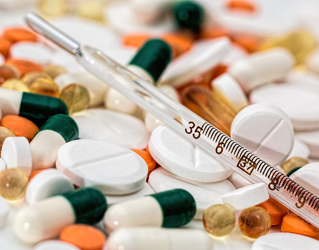 সামান্য জ্বরজ্বালা বা অসুখে মুঠো মুঠো অ্যান্টিবায়োটিক দিচ্ছেন কি? এতে কিন্তু ক্ষতি হচ্ছে শিশুর। ডাক্তারের পরামর্শ না মেনে অ্যান্টিবায়োটিক দিলে তা কিন্তু প্রভাবিত করে শিশুর রোগ প্রতিরোধ ক্ষমতাকে। শরীরে অ্যান্টিবডি রেজিস্ট্যান্ট তৈরি হয়। খেয়াল রাখুন সে দিকে।