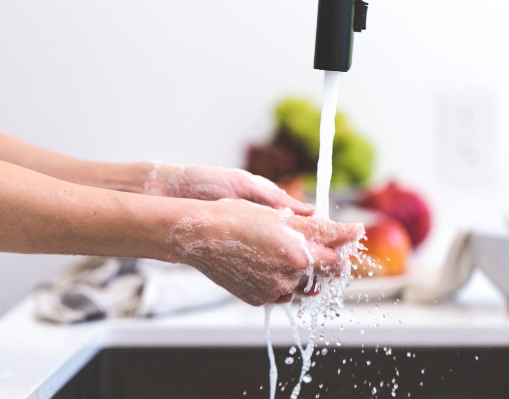 জরুরি কিছু স্বাস্থ্যকর অভ্যাসে অভ্যস্ত করুন শিশুকে। ক্লান্ত থাকলেও বাইরে থেকে এসে হাত-মুখ ধোওয়া, দিনে দু’বার দাঁত মাজা, হাত ধুয়ে খেতে বসা, ঠিক ভাবে স্নান করা— এই নিয়মগুলোতে অভ্যস্ত হয়ে গেলে শরীরে সহজে জীবাণু বাসা বাঁধবে না। একটা সময়ের পর তা করতে দিন নিজে হাতেই। তাতে নিজের উপর নির্ভরশীল হবে শিশু। দরকার বুঝে সাহায্য করুন।