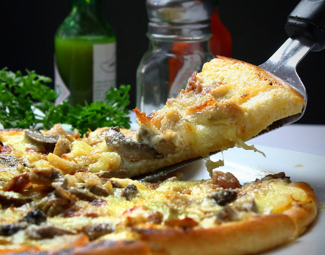 বায়না সামলাতে বা রান্নার ঝক্কি কমাতে মাঝে মাঝে‌ই কি বাইরের খাবারে অভ্যস্ত করে ফেলছেন শিশুকে? তা হলে এ বার সময় হয়েছে ভাবার। হাই প্রোটিন আর লো কার্বসের ডায়েট রাখুন শিশুর বিকাশের কথা ভেবে। রোগ প্রতিরোধ ক্ষমতা বাড়ায়, শরীরকে সুস্থ রাখে এমন খাবার দিন। মরসুমি তরিতরকারি ও ফল রাখুন খাদ্যতালিকায়।