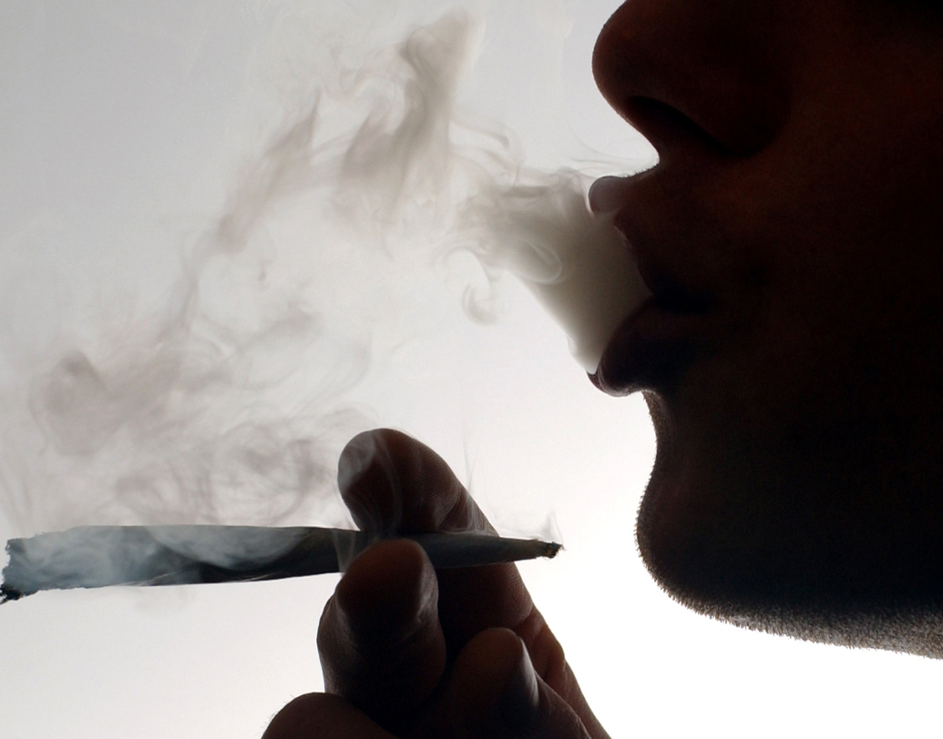 শিশুর সামনেই সিগারেটে সুখটান দেন? নিজে তো অসুস্থ হচ্ছেনই, সঙ্গে অসুস্থতার দিকে ঠেলছেন শিশুকেও। এই বদ অভ্যাস আগে বদলান। পরোক্ষ ধূমপানে তার শরীরেও ঢুকছে নিকোটিন, আর্সেনিক, ক্যাডমিয়ামের মতো মারণ বিষ। তাই নিজে তো সাবধান হনই, সঙ্গে খেয়াল রাখুন শিশু যেন স্মোকিং জোনের ধারেকাছে না থাকে।