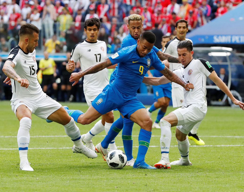 কোস্টারিকা: দল হিসাবে খুব একটা খারাপ না হলেও, এ বারের বিশ্বকাপে শুরুটা মোটেই ভাল করেনি লাতিন আমেরিকার এই দলটি। সার্বিয়ার বিরুদ্ধে জিততে পারেনি তারা। ব্রাজিলের বিরুদ্ধে জ্বলে উঠলেও খুব একটা সুবিধা করতে পারেনি। পর পর দুটো ম্যাচে হেরে বিদায় নিশ্চিত করে ফেলেছে দেশটি। ছবি: রয়টার্স।