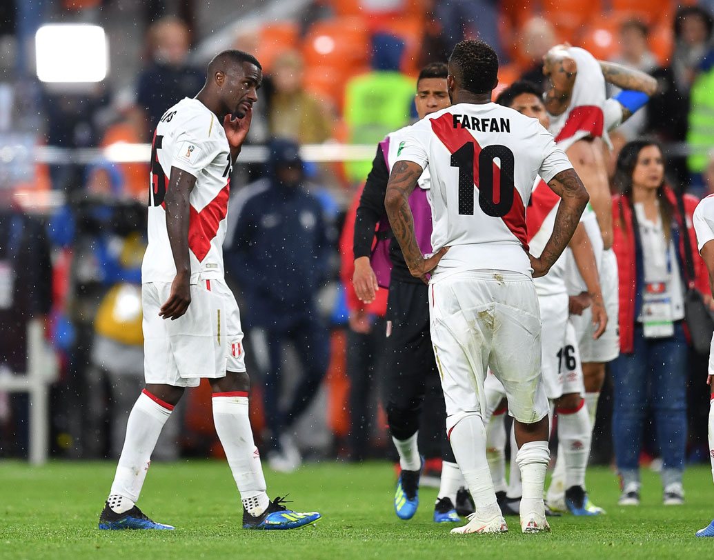 পেরু: ১৯৮২ সালের পর এ বারের বিশ্বকাপে খেলার যোগ্যতা অর্জন করেছিল দক্ষিণ আমেরিকার এক চিলতে দেশটি। সে বছর গ্রুপ পর্যায় থেকে ছিটকে যায় দেশটি। রাশিয়ার বিশ্বকাপেও নিজেদের মেলে ধরতে পারেনি পেরু। পর পর দুটো ম্যাচে হারায় বিদায়ঘণ্টা বেজে গিয়েছে তাদের। ছবি: এএফপি।