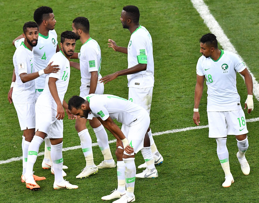 সৌদি আরব: ১২ বছর পর বিশ্বকাপে খেলতে নেমেছিল মধ্য এশিয়ার এই দেশটি। রাশিয়ার বিরুদ্ধে হেরে বিশ্বকাপ অভিযান শুরু করেছিল সৌদি। উরুগুয়ের বিরুদ্ধে জ্বলে উঠলেও শেষ রক্ষা হয়নি। হেরে বিদায় নিয়েছে দেশটি। ছবি: এএফপি।