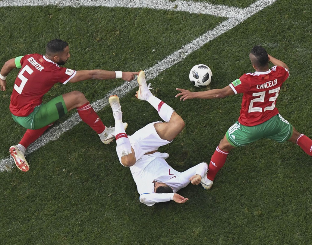 মরক্কো: ১৯৯৮-এ গ্রুপ স্টেজেই ছিটকে যায় আফ্রিকার এই দেশটি। এ বারের বিশ্বকাপে যোগ্যতা অর্জন করলেও প্রথম ম্যাচে ইরানের বিরুদ্ধে আত্মঘাতী গোল তাঁদের এগিয়ে যাওয়ার পথে কাঁটা হয়ে দাঁড়ায়। পর্তুগালের বিরুদ্ধে দুর্দান্ত খেলে প্রশংসা কুড়িয়েছে। বিশ্বকাপের প্রথম পর্বেই পর পর দুটো ম্যাচে হারের কারণে দেশটি ছিটকে গিয়েছে। ছবি: এএফপি।