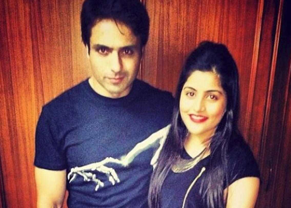 ইকবাল খান: মিউজিক্যাল রোম্যান্টিক শো ‘ক্যায়সা ইয়ে প্যায়ার হ্যায়’ তে অভিনয় করে বেশ জনপ্রিয় হন ইকবাল। তারপর বেশ কিছু ফিল্মেও কাজের সুযোগ পান তিনি। ফাল্গুনী পাঠকের একটি গানে শুট করার সময় স্নেহা ছাবরার সঙ্গে পরিচয় হয় তাঁর। পরে স্নেহাকে বিয়ে করেন।