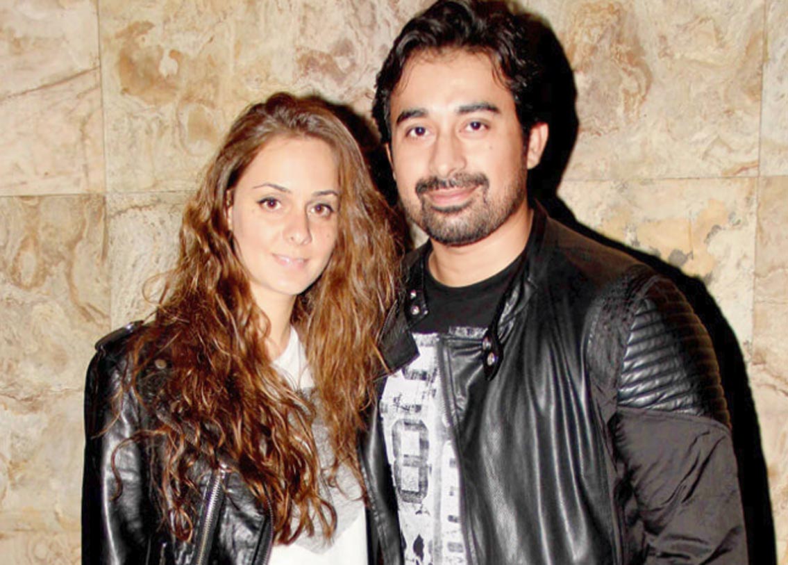 রণবিজয় সিংহ: জনপ্রিয় শো ‘রোডিস’-এর বিজয়ী রণবিজয়। তিনি বিয়ে করেন প্রিয়ঙ্কা ভোরাকে। লন্ডনবাসী প্রিয়ঙ্কা এক আত্মীয়ের বিয়েতে ভারতে এসেছিলেন। তখনই তাঁর সঙ্গে পরিচয়।