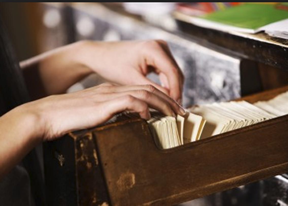 জেনিওলজিস্ট: বিভিন্ন বংশের পরম্পরার যাবতীয় তথ্য সংগ্রহে রাখাই এঁদের কাজ। এই পেশা হরিদ্বারে হিন্দু পরিবারে খুবই প্রসিদ্ধ। পাণ্ডা বলা হয় এঁদের। সেখানে প্রায় প্রতিটা হিন্দু পরিবারেরই নির্দিষ্ট কিছু পাণ্ডা থাকে। যাঁদের কাছে ওই পরিবারের প্রত্যেকের জন্ম তারিখ, মৃত্যু সবটাই নথিভুক্ত থাকে।