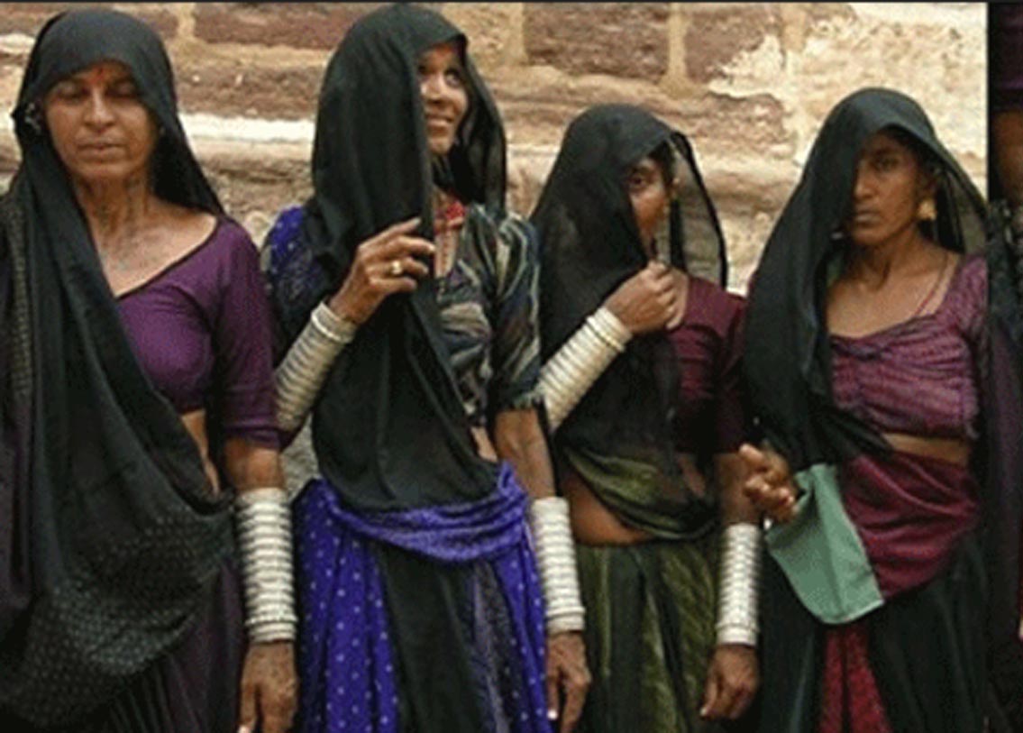 পেশাদার কাঁদুনে: শবযাত্রায় কাঁদার জন্য টাকা নিয়ে থাকেন এই পেশার মানুষেরা। সাধারণত রাজস্থানে এই পেশা দেখতে পাওয়া যায়। এঁদের রুদালী বলা হয়। কালো পোশাক পরে শবযাত্রায় কাঁদেন এঁরা।