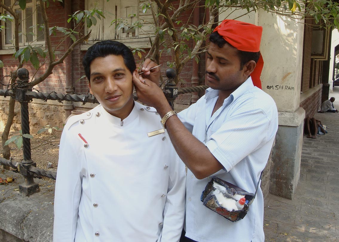 কান পরিষ্কার করা: ধারানো স্টিলের সূচ, তুলো আর প্রিন্সার। এগুলোই এই পেশার যন্ত্রপাতি। সাধারণত রাস্তার ধারে বা স্থানীয় বাজারে একটা কাঠের বাক্স নিয়ে বসে থাকেন এঁরা। তবে কলকাতা শহরে সংখ্যায় খুবই কম আছে এই পেশাদাররা।