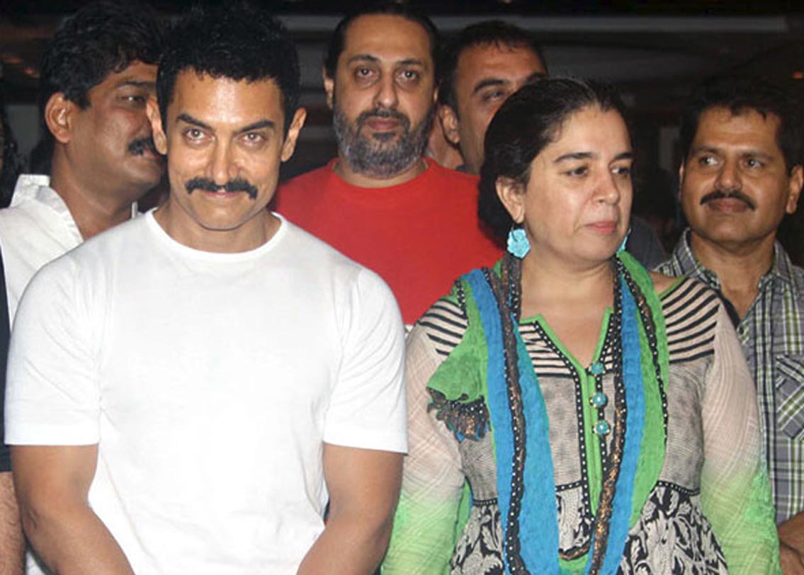 আমির খান- রীনা দত্ত: ১৯৮৬ সালে দু’জনের বিয়ে। তার ১৫ বছর পর ডিভোর্স। কেন ডিভোর্সের সিদ্ধান্ত? আমিরের জীবনে তখন কিরণ রাওয়ের গুরুত্ব বাড়ছিল। সেটা মানতে পারছিলেন না রীনা। ২০০২ সালে আমির-রীনার ডিভোর্স হয়। ২০০৫ সালে কিরণ রাওকে বিয়ে করেন আমির।