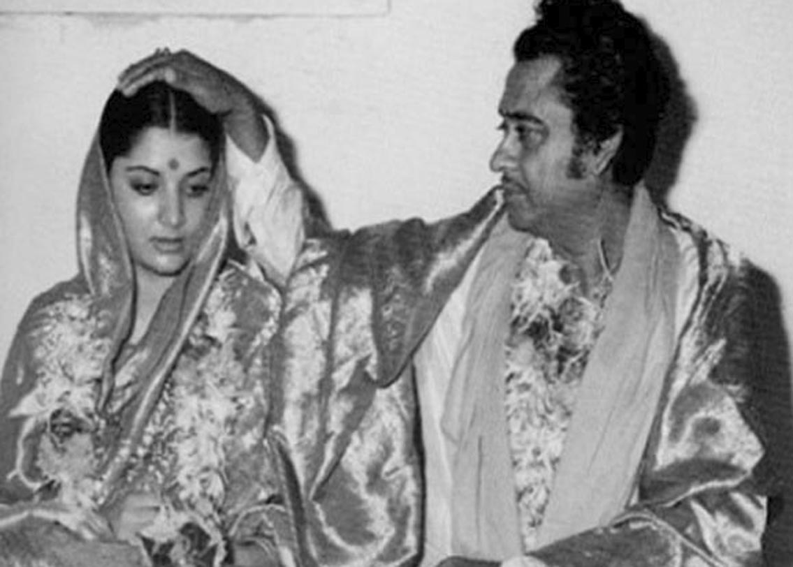 কিশোর কুমার-যোগিতা বালি: জীবনে তৃতীয় বারের জন্য প্রেমে পড়েছিলেন অভিনেতা এবং গায়ক কিশোর কুমার। ১৯৭৬ সালে তাঁরা বিয়ে করেন। এর আগে তাঁর জীবনে ছিলেন রুমা গুহ ঠাকুরতা এবং মধুবালা। কিন্তু তৃতীয় প্রেমও খুব বেশি দিন টেকেনি। বিয়ের মাত্র দু’বছরের মধ্যেই যোগিতা-কিশোরের বিচ্ছেদ হয়। তারপর লীনা চন্দ্রভারকারকে বিয়ে করেন কিশোর কুমার। যোগিতার বিয়ে হয় মিঠুন চক্রবর্তীর সঙ্গে।