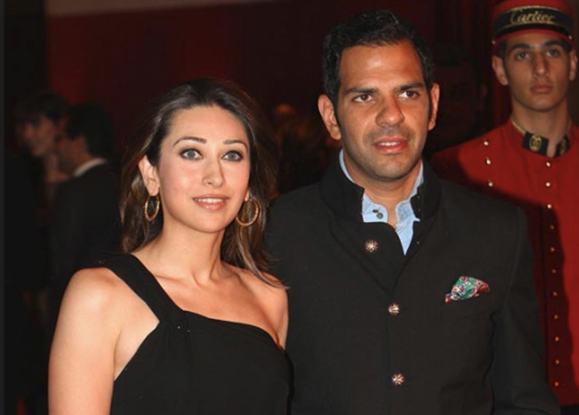 করিশ্মা কপূর-সঞ্জয় কপূর: অভিষেক বচ্চনের সঙ্গে ব্রেক আপ হওয়ার মাত্র ৬ মাসের মধ্যেই সঞ্জয় কপূরের সঙ্গে বিয়ে হয় করিশ্মার। ১৩ বছর তাঁরা এক সঙ্গে ছিলেন। আর এই ১৩ বছরের সম্পর্ক মোটেই সুখকর ছিল না। অনেক লড়াই-ঝগড়ার পর সইফ আলি খানের মধ্যস্থতায় ২০১৬ তাঁদের ডিভোর্স হয়।