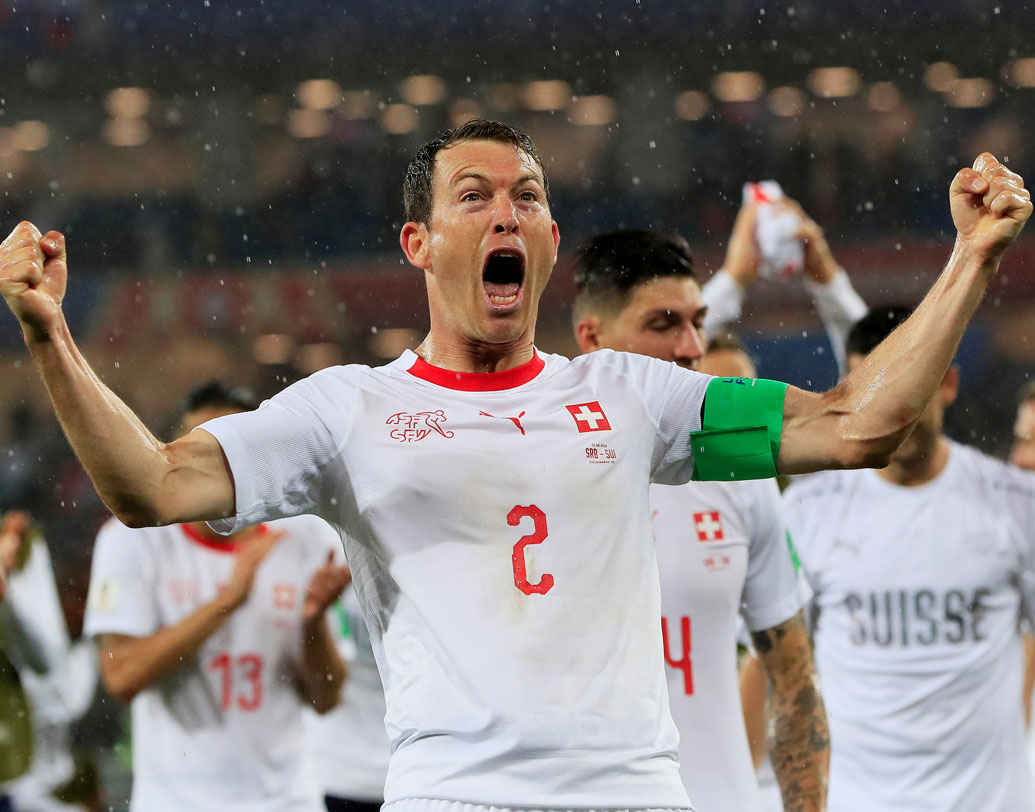 কিন্তু ব্রাজিল হেরে গেলে কী হবে? সার্বিয়া ৬ পয়েন্ট নিয়ে চলে যাবে শেষ ১৬তে। সে ক্ষেত্রে সুইত্জারল্যান্ড কোস্টারিকার সঙ্গে ড্র করলেও পরের ধাপে চলে যাবে। কিন্তু সুইত্জারল্যান্ডও ব্রাজিলের মতো হেরে গেলে, কে পরের রাউন্ডে যাবে তা ঠিক হবে গোলপার্থক্যে। ছবি: এএফপি।