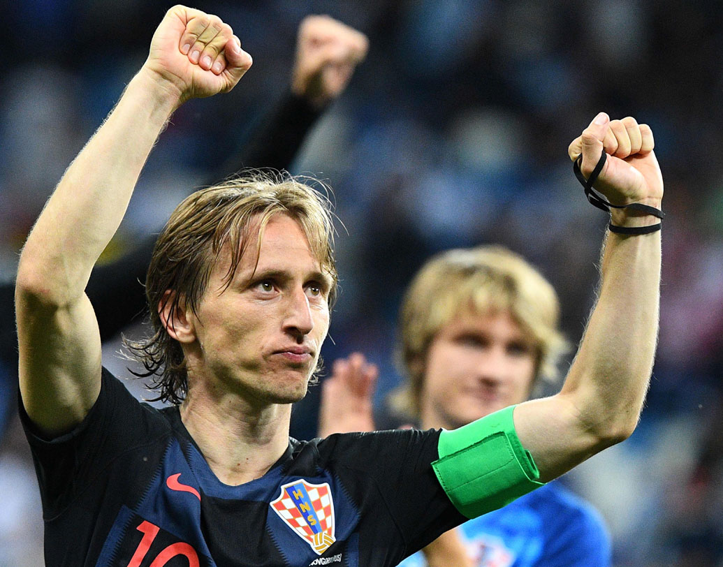 অন্য দিকে ডি গ্রুপের শেষ ম্যাচে যদি ক্রোয়েশিয়া হারায় আইসল্যান্ডকে, আর আর্জেন্টিনা জেতে নাইজিরিয়ার বিরুদ্ধে, তা হলে ৯ পয়েন্ট নিয়ে গ্রুপ শীর্ষে থাকবে ক্রোয়েশিয়া। ৪ পয়েন্ট নিয়ে গ্রুপে দ্বিতীয় হয়ে প্রি-কোয়ার্টার ফাইনালে যাবে আর্জেন্টিনা। ছবি: এএফপি।