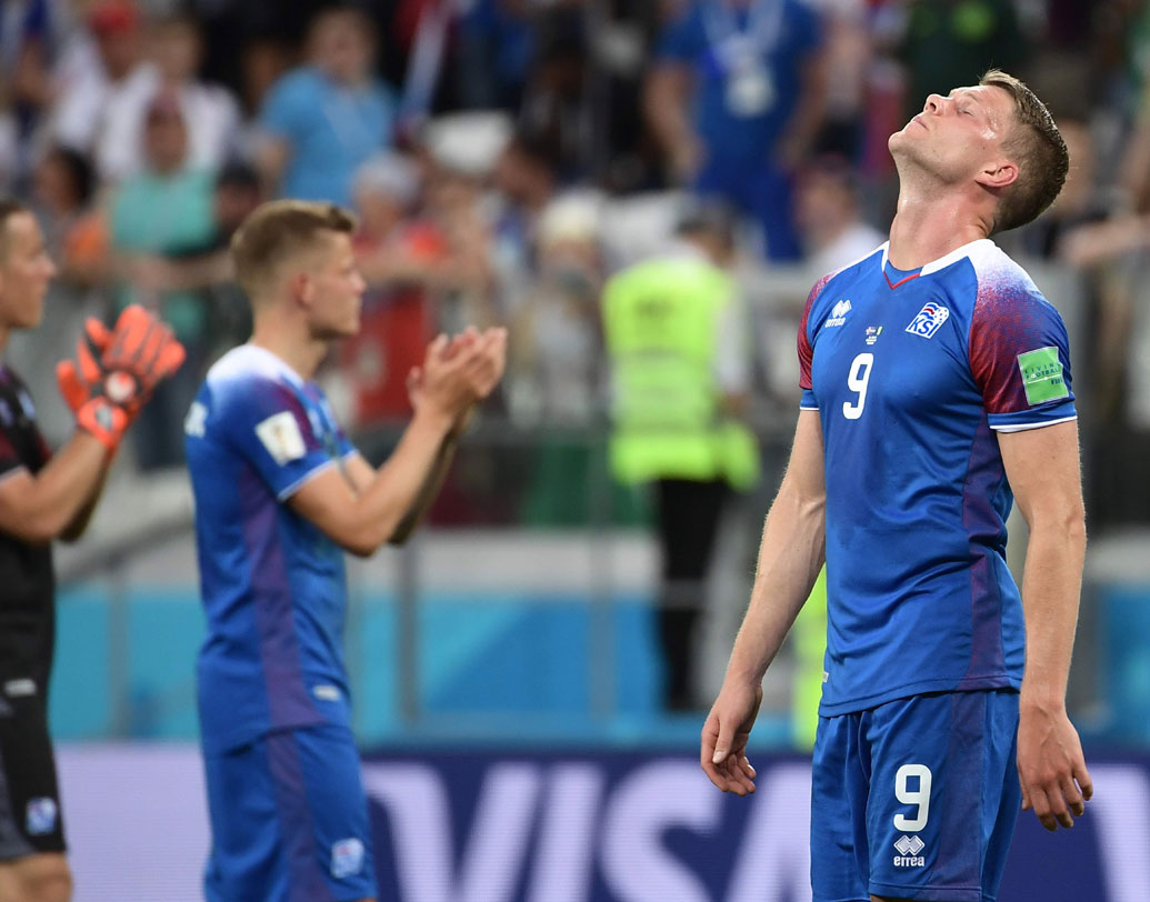 ডি গ্রুপে আইসল্যান্ড ও আর্জেন্টিনা দু’দলই যদি জেতে এবং দু’দলেরই গোল-পার্থক্য সমান হয়, তা হলে দেখা হবে কে কত গোল করেছে। সেই সংখ্যাও সমান হলে বিচার্য, কারা কম কার্ড দেখেছে। ছবি: এএফপি।