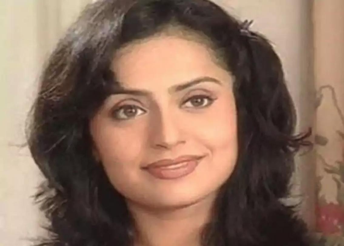 মনে আছে কে সেই রিপোর্টার? তাঁর নাম হয়েছিল গীতা বিশ্বাস। নিরীহ মুখ আর অনাবিল হাসি দিয়ে শক্তিমানের পাশাপাশি গীতাও জনপ্রিয় হয়ে উঠেছিলেন। ২০০৫ সালে শক্তিমানের সম্প্রচারণ বন্ধ হয়ে যায়। তার পর ১৩ বছর কেটে গেছে। জানেন কি গীতা এখন কেমন দেখতে?