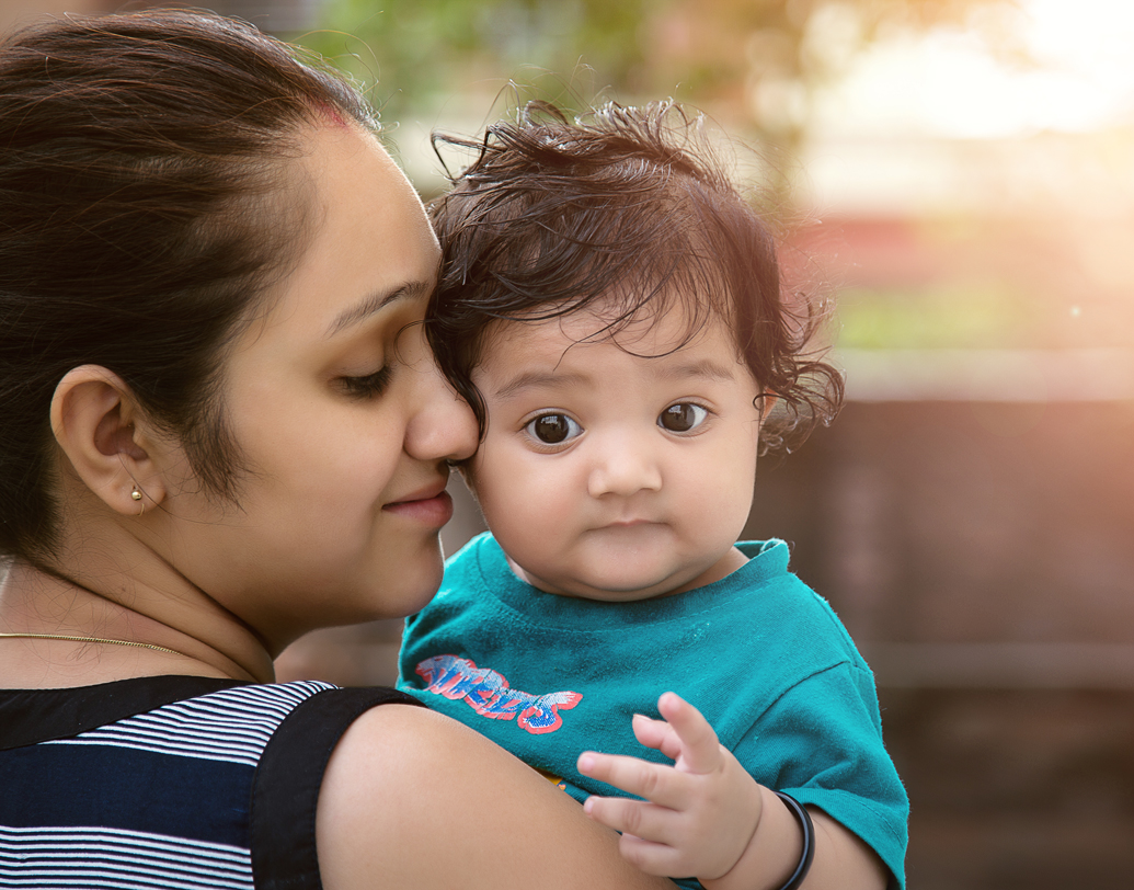 ভাষা বোঝা: গর্ভে থাকাকালীন কান তৈরি হওয়ার পর পরই শিশু তার মাতৃভাষায় অভ্যস্ত হতে শুরু করে। পরিচিত সেই ভাষায় যা কিছু বলে হোক না কেন, সে দিকে বিশেষ গুরুত্ব দেওয়া শুরু হয়ে যায় তখন থেকেই। যদি কখনও কল্পনা করেন, মাতৃগর্ভে থেকে চোখ বুজে, কান খাড়া করে শব্দ শুনছে শিশু— তা হলে খুব ভুল ভাবেননি। শিশুর শব্দ বোঝার হাবভাব অনেকটাই এরকমই। ছবি: শাটারস্টক।