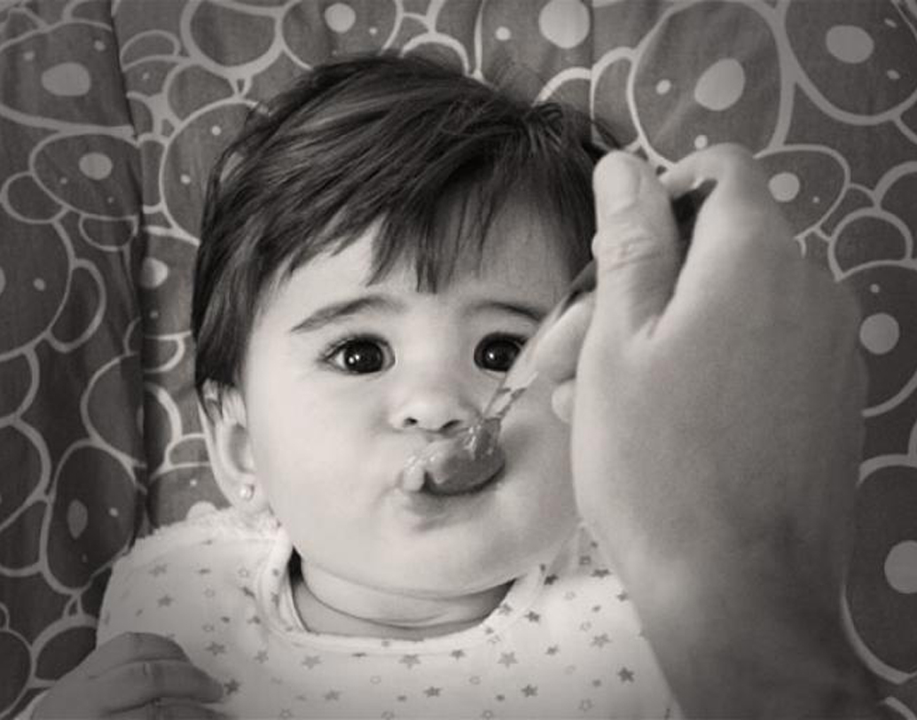 স্বাদ বোঝা: গর্ভে থাকার আট থেকে পনেরো সপ্তাহের মধ্যেই শিশুর এই ক্ষমতা তৈরি হয়ে যায়। তখন থেকেই সে আলাদা করতে পারে মিষ্টি, টক আর তেতো স্বাদ। তাই জন্মের পর এর বাইরে অন্য কোনও ফ্লেভার মা নিজের খাদ্যাভ্যাসে রাখতে শুরু করলে তা প্রভাবিত করে মাতৃদুগ্ধের স্বাদকে। শিশুও বুঝতে পারে সেই তারতম্য।