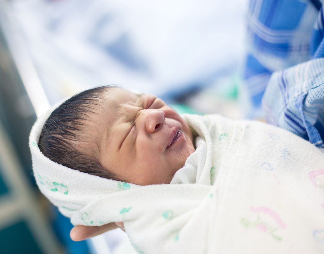 আলোর অস্তিত্ব: হ্যাঁ, এটাও বুঝে যায় শিশু। সাত সপ্তাহের আগে তার চোখই ফোটে না ভাল করে। কিন্তু পরীক্ষা করে দেখা গিয়েছে, সেই অবস্থাতেও মাতৃগর্ভের নিকষ কালো অন্ধকারে কোনও ভাবে আলো পৌঁছে দিলে সে তার চোখ সরিয়ে নিচ্ছে আলের বিপরীতে। এমনকী, আলট্রাসাউন্ডে ধরা পড়েছে, জন্মের কাছাকাছি সময়ে বারবার চোখ পিটপিট করা শিশুর অভ্যাস। ছবি: শাটারস্টক।