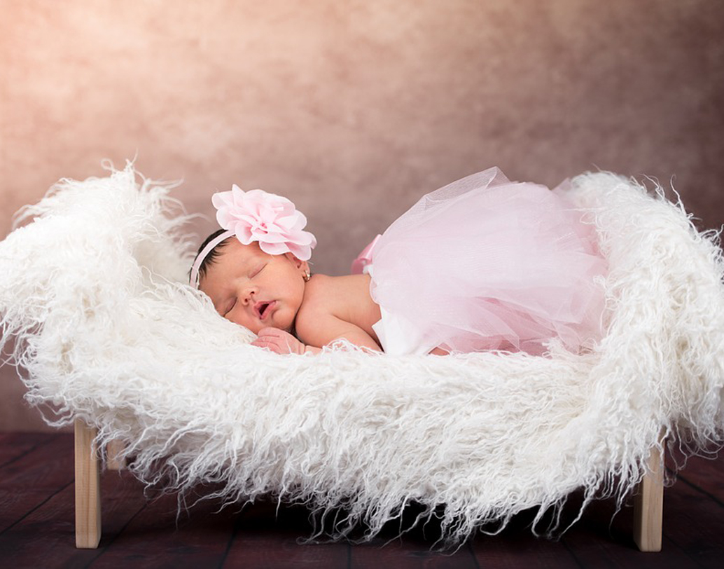 গন্ধবিচার: আজব এই ক্ষমতাটিও শিশু অর্জন করে জন্মের আগেই। জিরে, মৌরি, রসুন ও টুকটাক মশলার গন্ধ সে চিনে যায় মায়ের খাদ্যাভ্যাস থেকেই। যে অ্যামনিওটিক ফ্লুয়িডে ভেসে থাকে শিশু, মূলত তার গন্ধ হয় অনেকটাই মায়ের গায়ের গন্ধের মতো। তাই জন্মের পর সেই গন্ধের উপর আর গলার স্বরের উপর নির্ভর করেই মায়ের উপস্থিতি টের পায় শিশু।