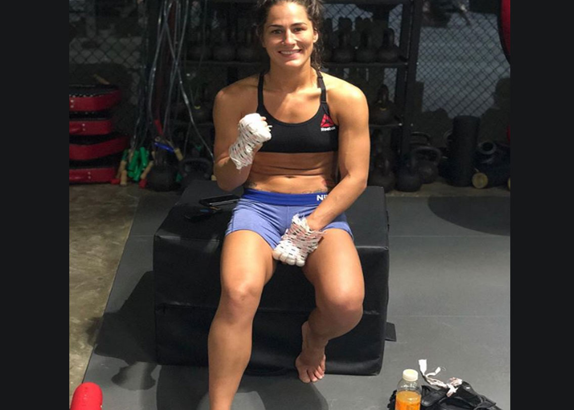 মিক্সড মার্শাল আর্টসের চূড়ান্ত পরীক্ষা নেওয়া হয় ইউএফসি-তে। রিংয়ে নামলেই রক্তাক্ত মুখ নিয়ে বেরিয়ে আসতে হয়। যে কোনও সময় জীবন সংশয় হতে পারে। এমন একটা জীবন-মরণ খেলায় কেন মেতে উঠলেন জেসিকা? রিংয়ের যন্ত্রণাকে আসলে যন্ত্রণা বলে মনেই করেন না জেসিকা। সেই ছোটবেলা থেকেই যে যন্ত্রণার সঙ্গে পরিচয় তাঁর।