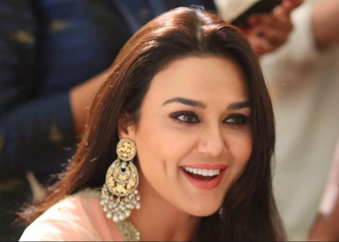 প্রীতি জিন্টা: পরিচালক শেখর কপূর একটি অডিশনে প্রীতি জিন্টাকে লক্ষ্য করেন। তিনি ‘তারা রাম পম পম’-এর জন্য প্রীতিকে সই করান। কিন্তু ফিল্মটাই মুক্তি পায়নি। তাই এই ছবি দিয়ে প্রীতির ডেবিউ করা হয়নি।