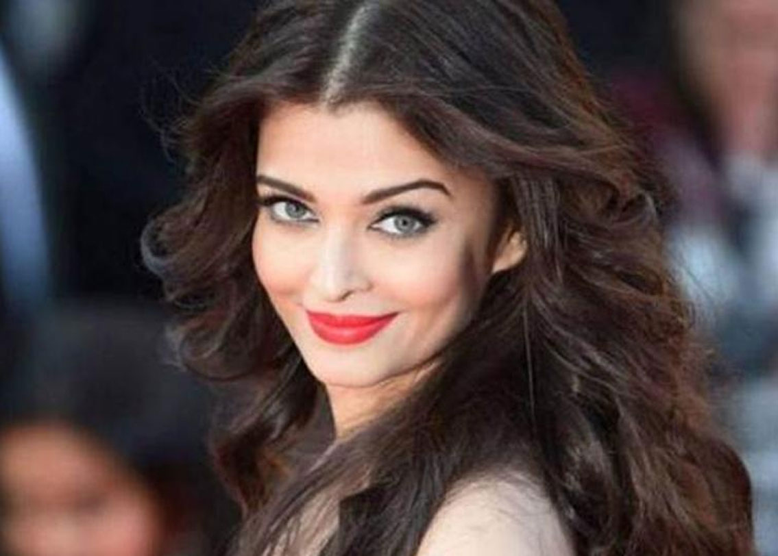 ঐশ্বর্যা রায়: সুপারহিট ফিল্ম ‘রাজা হিন্দুস্তানি’। জুটি আমির-করিশ্মা। কিন্তু জানেন কি এই ছবিতে করিশ্মার বদলে কার অভিনয় করার কথা ছিল। ঐশ্বর্যা রাইয়ের। ঐশ্বর্যা ফিল্মে অভিনয় করতে রাজি হননি। তাঁর ডেবিউ ফিল্ম ‘আ অব লউট চলে’।