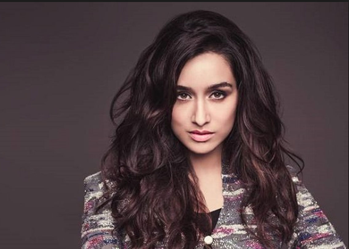 শ্রদ্ধা কপূর: সলমন খানের বিপরীতে ‘লাকি’ ফিল্মে অভিনয় করার কথা ছিল শ্রদ্ধার। কিন্তু তখন শ্রদ্ধা পড়াশোনা নিয়ে ব্যস্ত থাকায় সলমনের অফার ফিরিয়ে দেন। ‘তিন পাত্তি’ তাঁর ডেবিউ ফিল্ম।