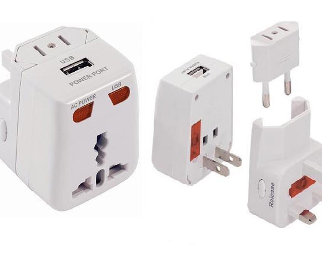 অ্যাডপটার: ফোন বা পাওয়ার ব্যাঙ্কে চার্জ দেওয়া থেকে শুরু করে, যে কোনও বৈদ্যুতিন কাজের জন্য এটা খুবই গুরুত্বপূর্ণ জিনিস। অনেক ক্ষেত্রেই দেখা যায়, হোটেলে একটি মাত্র প্ল্যাগ রয়েছে। তা থেকে অনেকগুলো কাজ করতে গেলে অ্যাডপটর প্রয়োজনীয়।